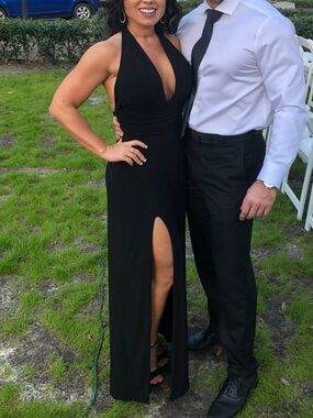 Laundry by Shelli Segal Elegant Black Halter Evening Dress with Front Slit